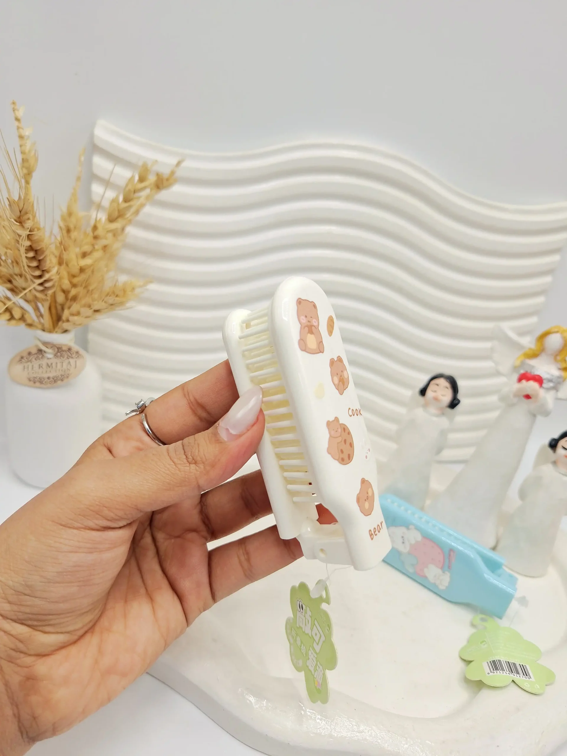 20251203104355299-thumbnail شانه تاشو جیبی مدل خرسی جنس پلاستیک مقام - تصویر 1