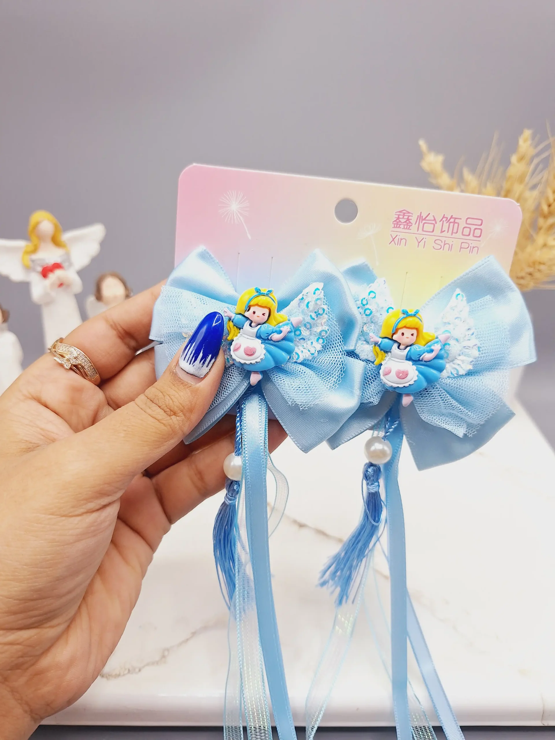 20250731060412398-thumbnail ست 2 تایی گیره مو پاپیونی طرح دختران پرنسسی همراه با آویز نواری و نگین دار - تصویر 1