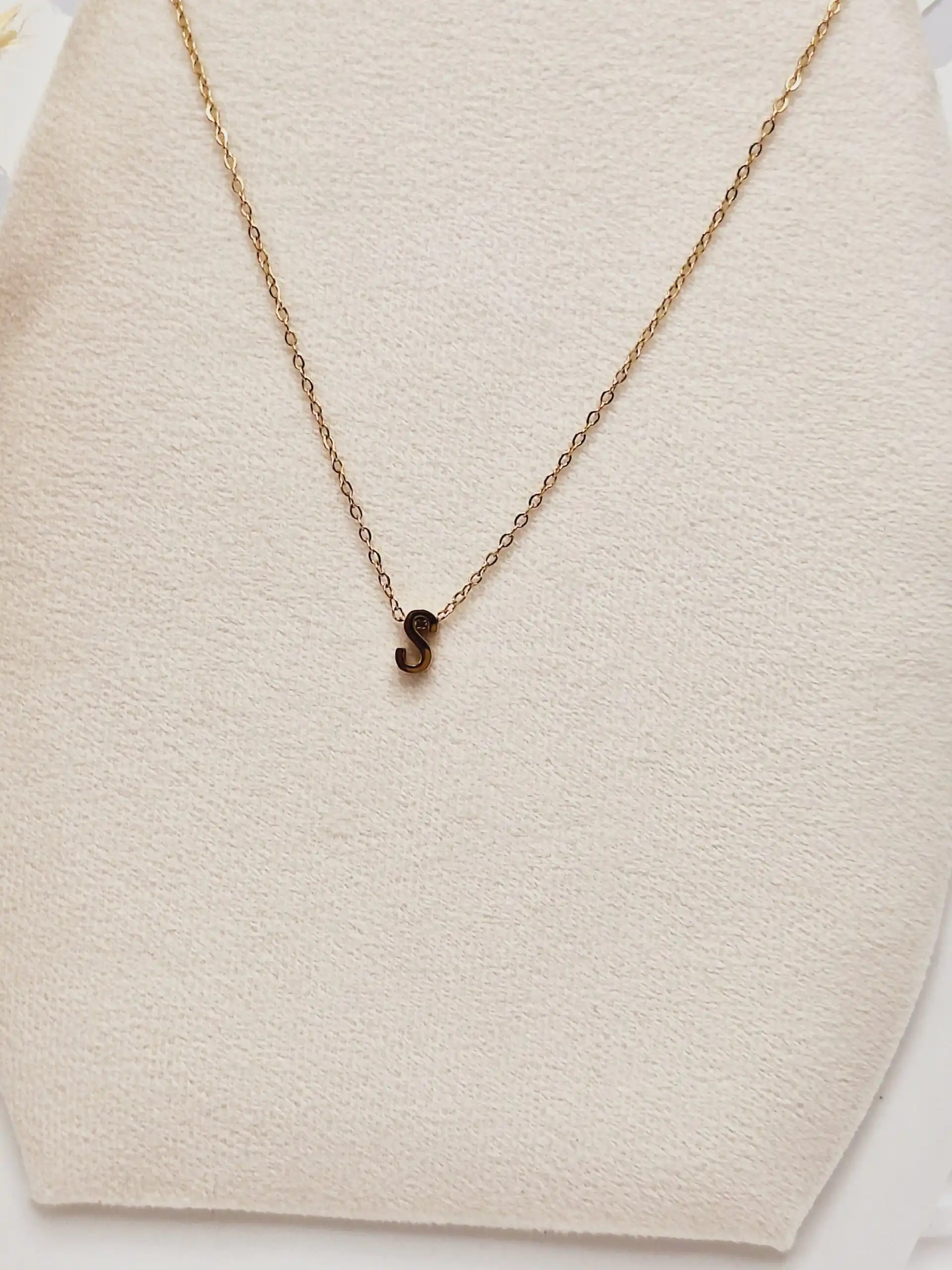 20250914182636300-thumbnail گردنبند حروف s کوچک رنگ طلایی - تصویر 1