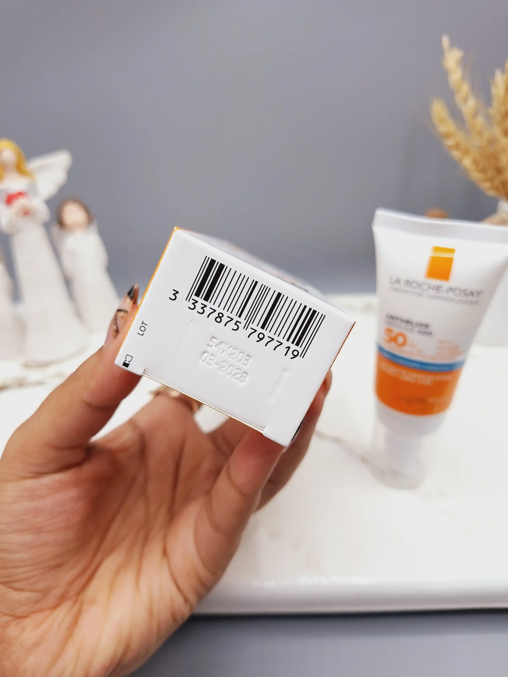 20250731054546771-thumbnail کرم ضد آفتاب و آبرسان بی رنگ پوست خشک و حساس لاروش پوزای - تصویر 1