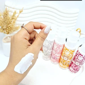 ضد آفتاب Spf 90 پمپی بیرنگ و سبک یارا (کارتن صورتی )