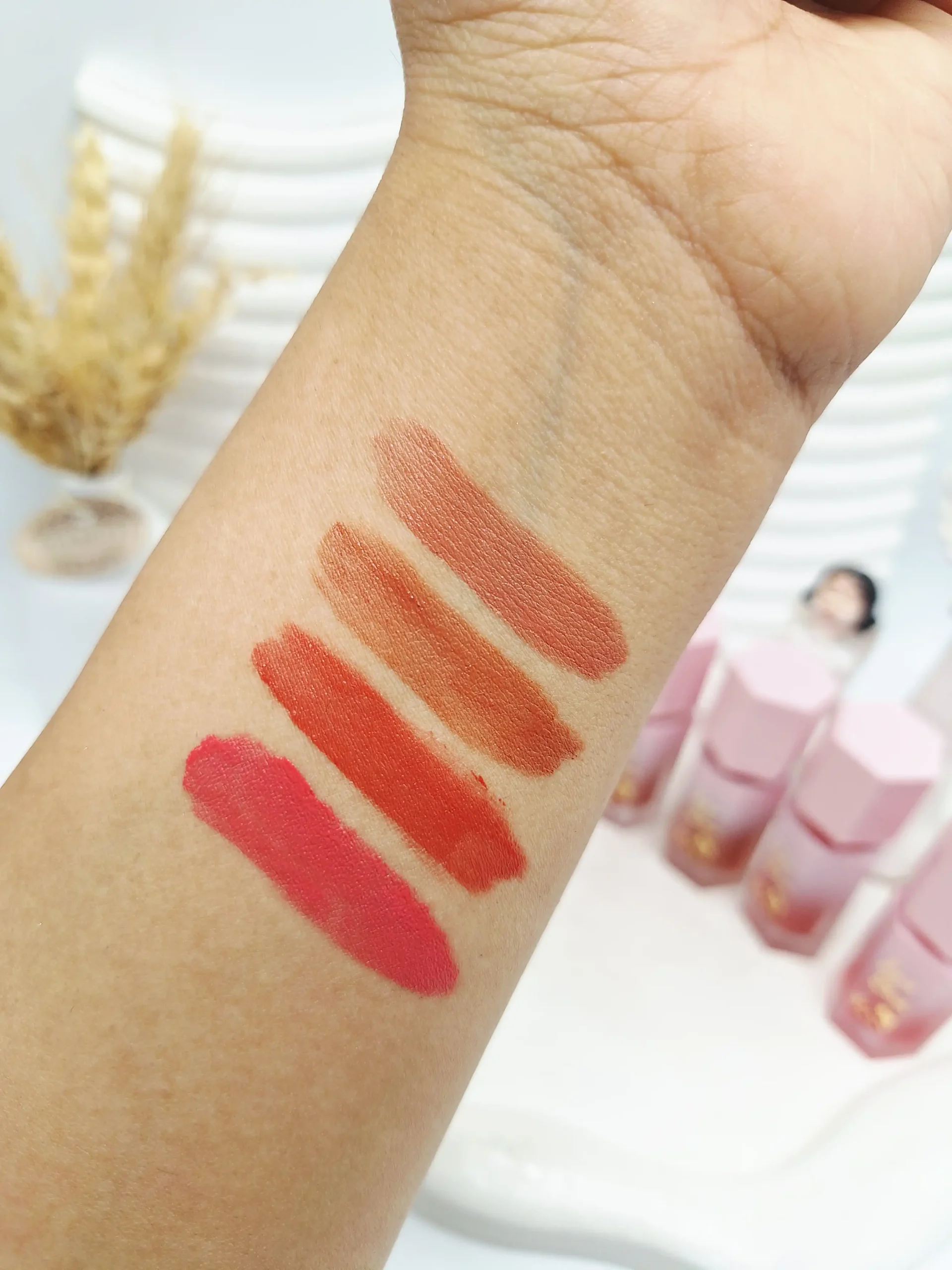 20260220110023742-thumbnail پک ۴ عددی رژگونه مایع پد دار فانتزی طرح کیتی - تصویر 1